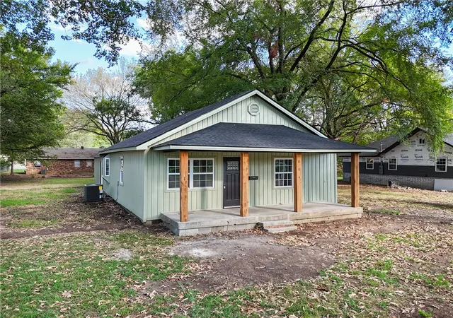 Photo 3 of Single family home for sale at 804 Johnson St, Clarksville, AR 72830 | MLS# 1363096 | Listing updated on 2026-09-28
