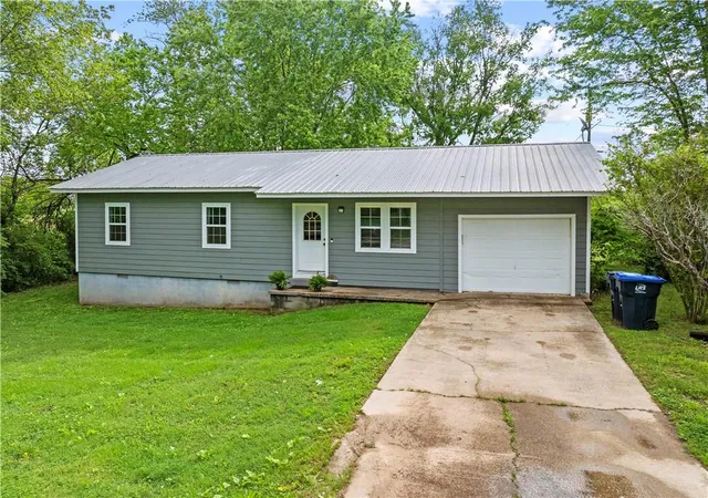 Photo 1 of Single family home for sale at 2015 Cedar Ridge Rd, Harrison, AR 72601 | MLS# 1363014 | Listing updated on 2026-10-11