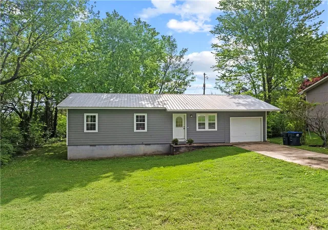 Photo 2 of Single family home for sale at 2015 Cedar Ridge Rd, Harrison, AR 72601 | MLS# 1363014 | Listing updated on 2026-10-11