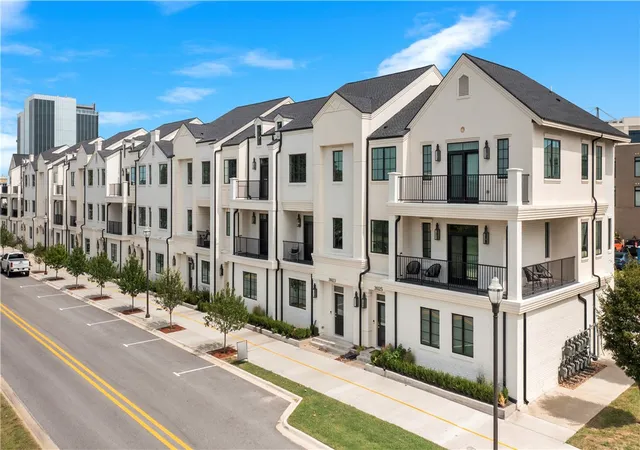 Townhouse for sale at 3909 S Champions Dr, Rogers, AR 72758 | MLS# 1363272