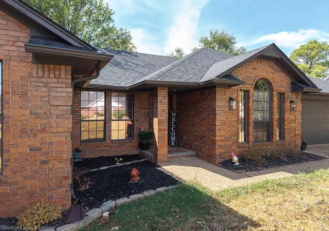 Photo 3 of Single family home for sale at 1327 Springdale Dr, Alma, AR 72921 | MLS# 1363393 | Listing updated on 2026-10-08