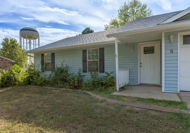 Photo 2 of Sale Pending at 6 Meadowbrook Cir, Bentonville, AR 72712 | MLS# 1362414 | Listing updated on 2026-10-05
