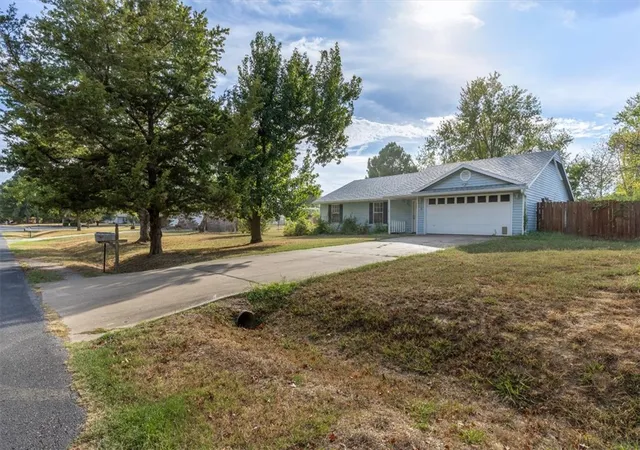 Photo 3 of Sale Pending at 6 Meadowbrook Cir, Bentonville, AR 72712 | MLS# 1362414 | Listing updated on 2026-10-05