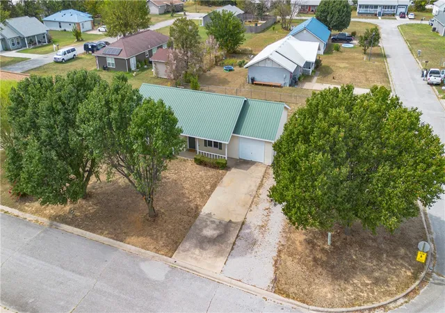 Photo 2 of Single family home for sale at 300 Estates Dr, Green Forest, AR 72638 | MLS# 1363576 | Listing updated on 2026-10-05