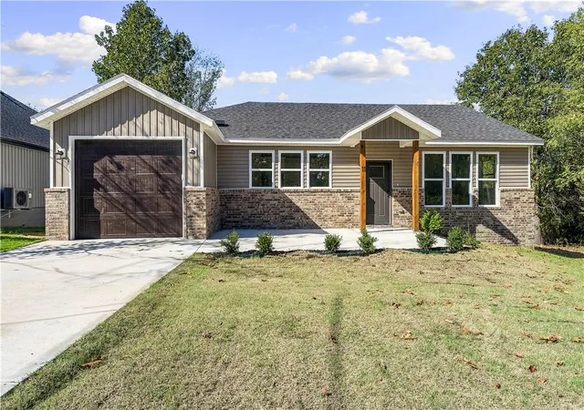 Photo 1 of Single family home for sale at 11 Lathrop Dr, Bella Vista, AR 72715 | MLS# 1363539 | Listing updated on 2026-09-30