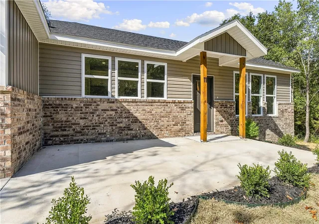 Photo 2 of Single family home for sale at 11 Lathrop Dr, Bella Vista, AR 72715 | MLS# 1363539 | Listing updated on 2026-09-30