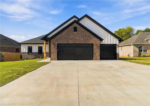 Photo 1 of Single family home for sale at 91 W Watson Ln, Farmington, AR 72730 | MLS# 1363716 | Listing updated on 2026-10-09