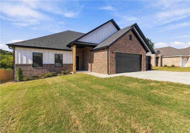 Photo 2 of Single family home for sale at 91 W Watson Ln, Farmington, AR 72730 | MLS# 1363716 | Listing updated on 2026-10-09