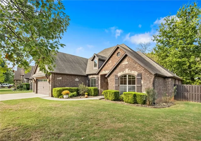 Photo 2 of Sale Pending at 1010 Hunters Pointe, Bentonville, AR 72713 | MLS# 1363525 | Listing updated on 2026-10-11