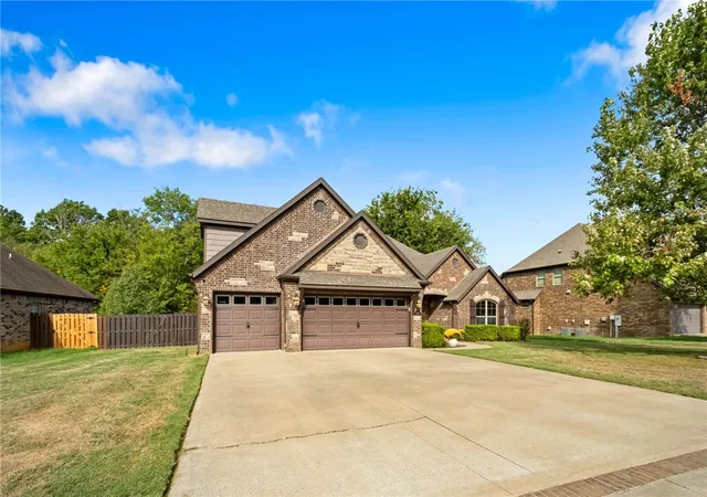 Photo 3 of Sale Pending at 1010 Hunters Pointe, Bentonville, AR 72713 | MLS# 1363525 | Listing updated on 2026-10-11