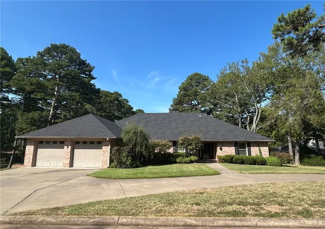 Photo 1 of Single family home for sale at 10 Pinewood Dr, Russellville, AR 72801 | MLS# 1363553 | Listing updated on 2026-10-01