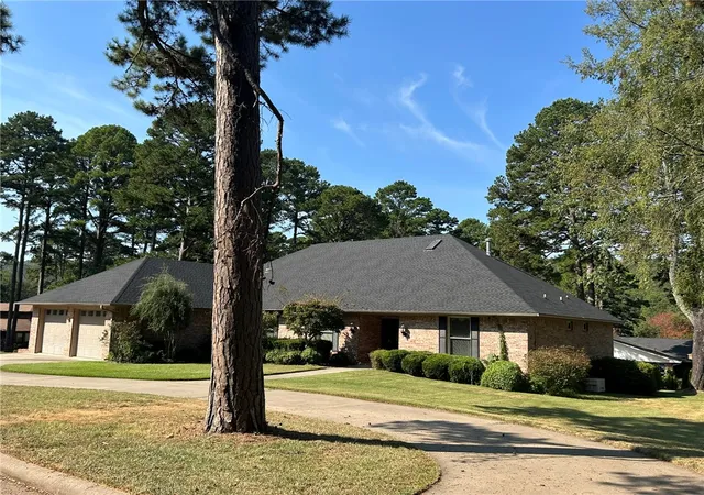 Photo 2 of Single family home for sale at 10 Pinewood Dr, Russellville, AR 72801 | MLS# 1363553 | Listing updated on 2026-10-01