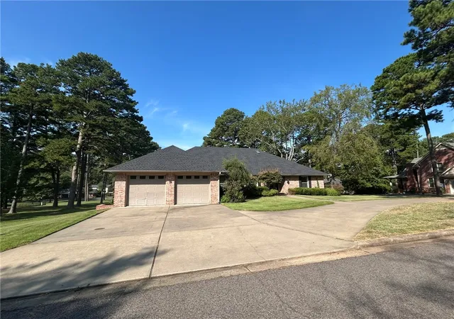 Photo 3 of Single family home for sale at 10 Pinewood Dr, Russellville, AR 72801 | MLS# 1363553 | Listing updated on 2026-10-01