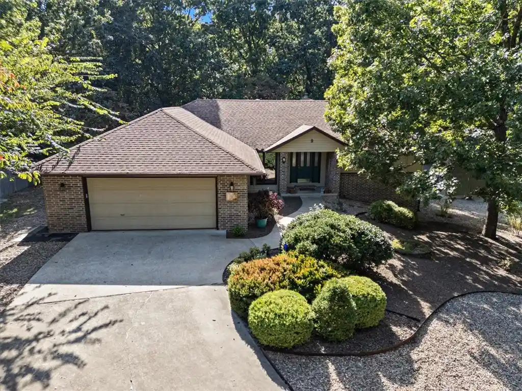 Photo 1 of Sale Pending at 9 Glencoe Ln, Bella Vista, AR 72715 | MLS# 1363422 | Listing updated on 2026-10-25
