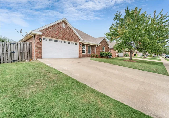 Photo 2 of Single family home for sale at 6102 S 39th Street, Rogers, AR 72758 | MLS# 1363891 | Listing updated on 2026-10-01
