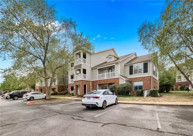 Condo for sale at 4245 Meadow Crk Cir #102, Fayetteville, AR 72703 | MLS# 1364122