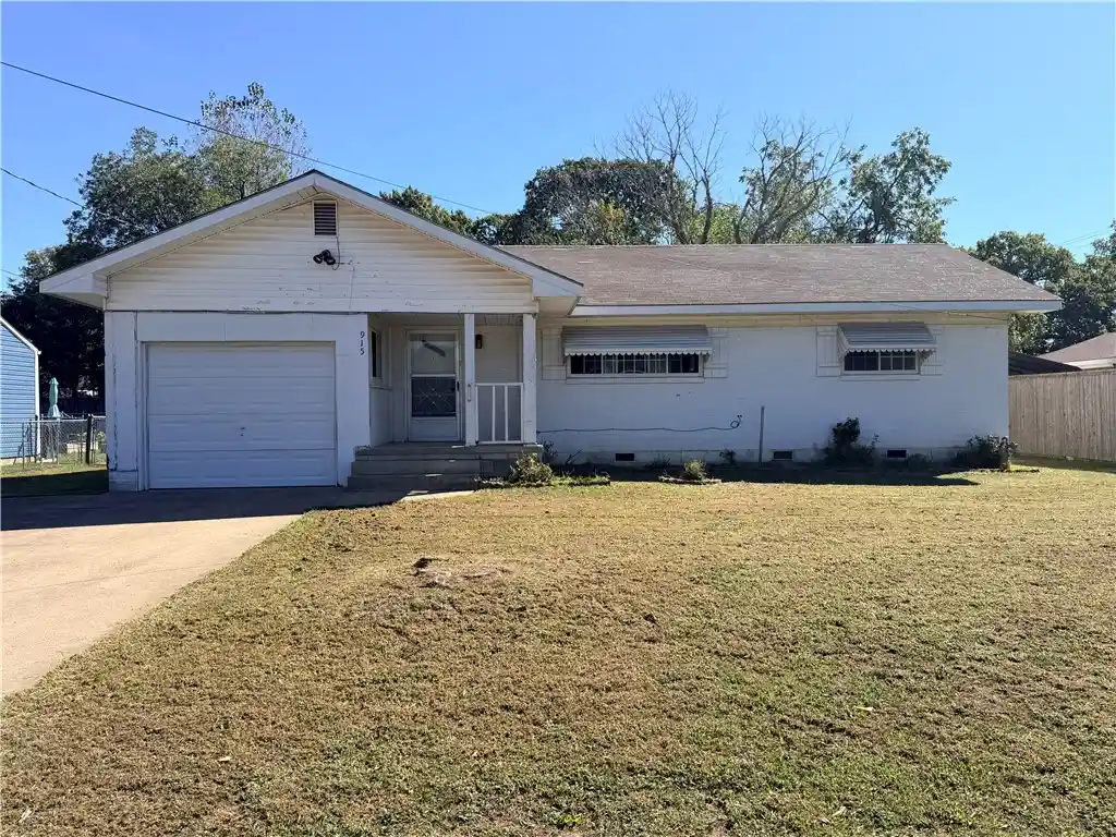 Photo 1 of Single family home for sale at 915 S Elm St, Siloam Springs, AR 72761 | MLS# 1364228 | Listing updated on 2026-10-22