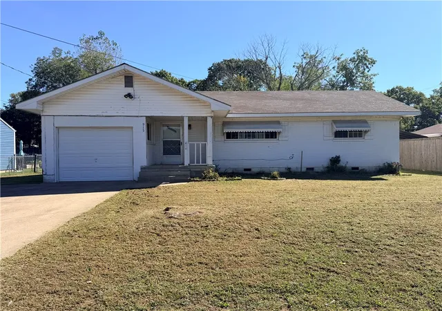 Photo 1 of Single family home for sale at 915 S Elm St, Siloam Springs, AR 72761 | MLS# 1364228 | Listing updated on 2026-10-06