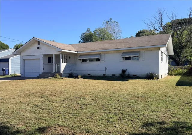 Photo 2 of Single family home for sale at 915 S Elm St, Siloam Springs, AR 72761 | MLS# 1364228 | Listing updated on 2026-10-06