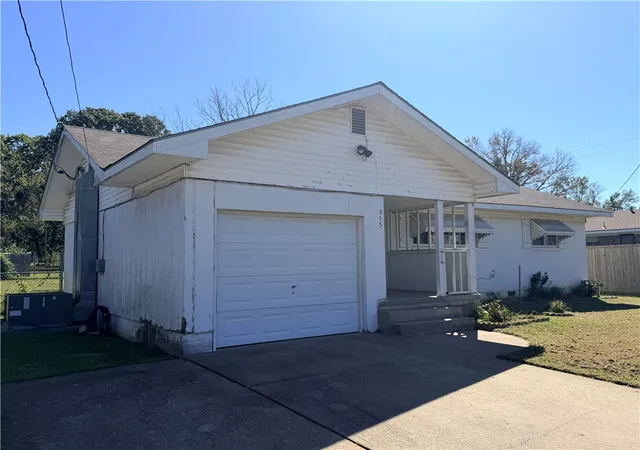 Photo 3 of Single family home for sale at 915 S Elm St, Siloam Springs, AR 72761 | MLS# 1364228 | Listing updated on 2026-10-06