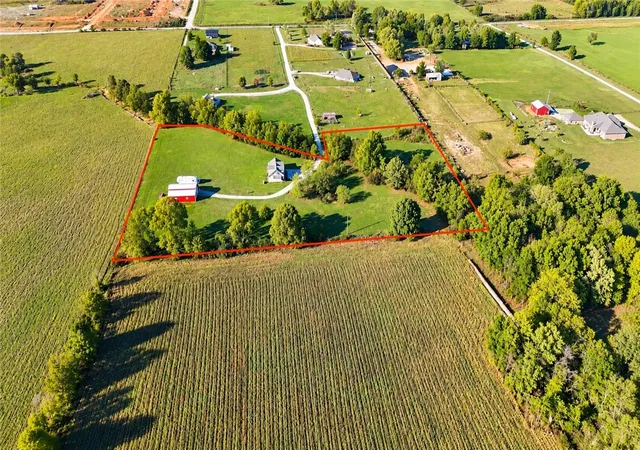 Photo 3 of Single family home for sale at 1113 Nw Peterson Rd, Bentonville, AR 72713 | MLS# 1364474 | Listing updated on 2026-10-08