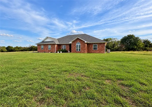 Photo 2 of Sale Pending at 294 Stoneridge Cir, Russellville, AR 72802 | MLS# 1364529 | Listing updated on 2026-10-11