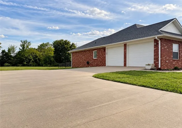 Photo 3 of Sale Pending at 294 Stoneridge Cir, Russellville, AR 72802 | MLS# 1364529 | Listing updated on 2026-10-11
