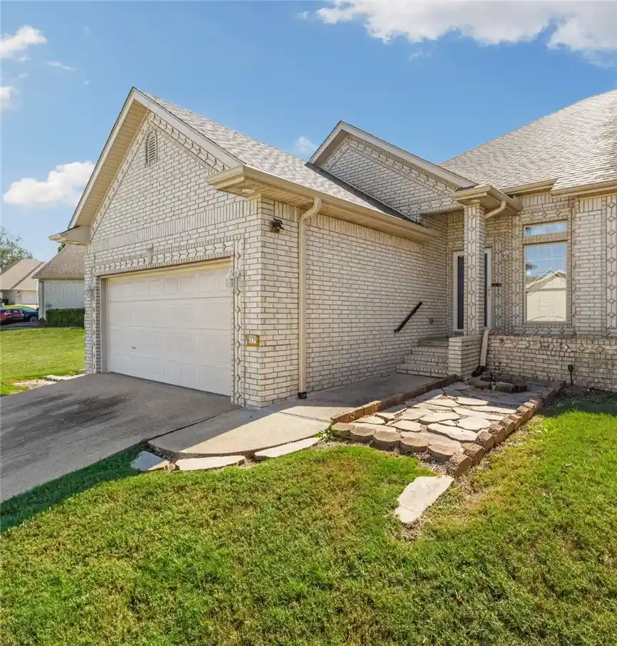 Townhouse for sale at 6179 Milliken Bnd, Fayetteville, AR 72704 | MLS# 1364638