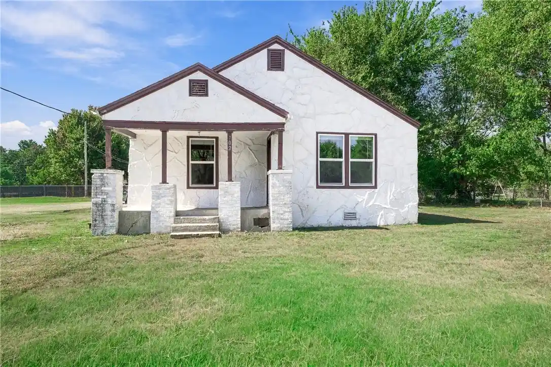 Photo 1 of Sale Pending at 702 N Kansas St, Springdale, AR 72764 | MLS# 1364877 | Listing updated on 2026-10-22