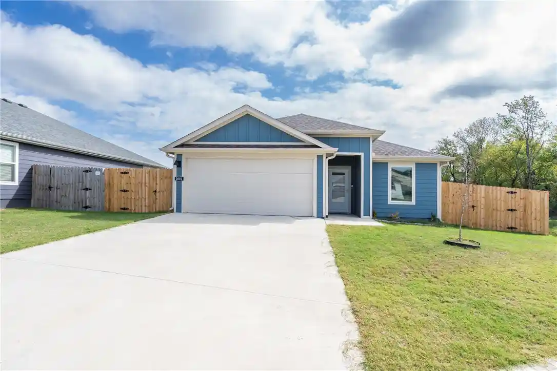 Photo 1 of Single family home for sale at 2001 N Fleetwood Ln, Siloam Springs, AR 72761 | MLS# 1364978 | Listing updated on 2026-10-28