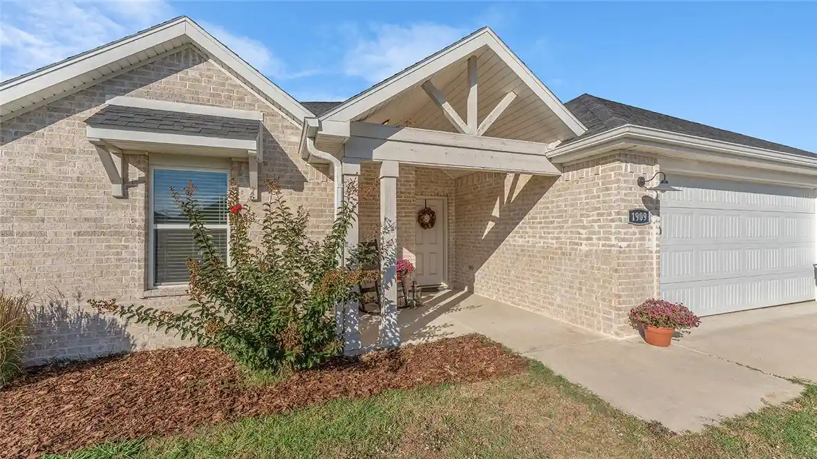 Single family home for sale at 1909 E Hudson Dr, Siloam Springs, AR 72761 | MLS# 1366357