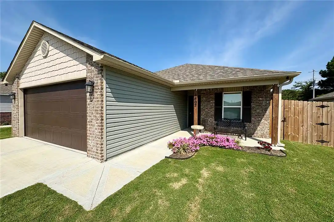 Single family home for sale at 1807 Annette Dr, Siloam Springs, AR 72761 | MLS# 1366499