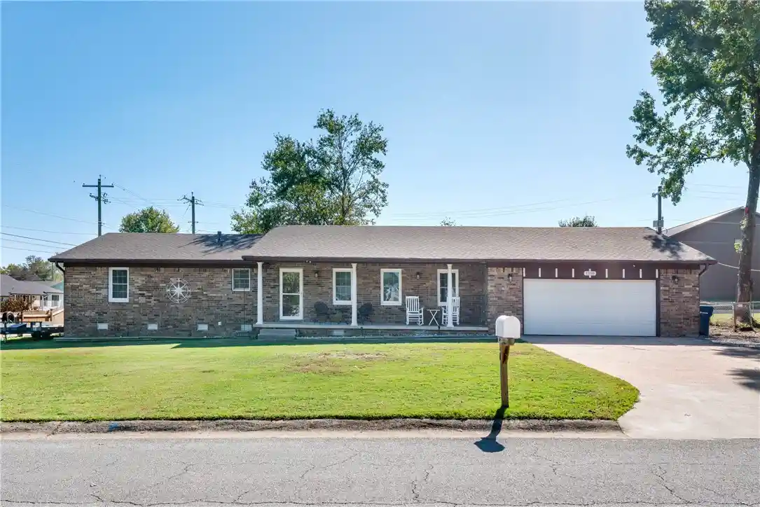 Single family home for sale at 1310 W Twin Springs St, Siloam Springs, AR 72761 | MLS# 1366525