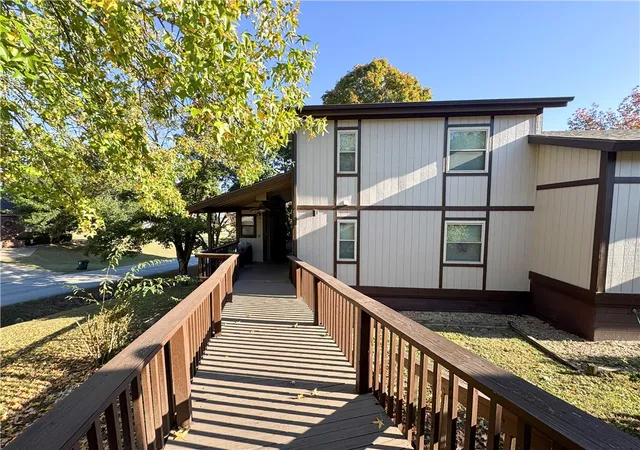 Townhouse for sale at 1 White Oak Ave, Holiday Island, AR 72631 | MLS# 1366684