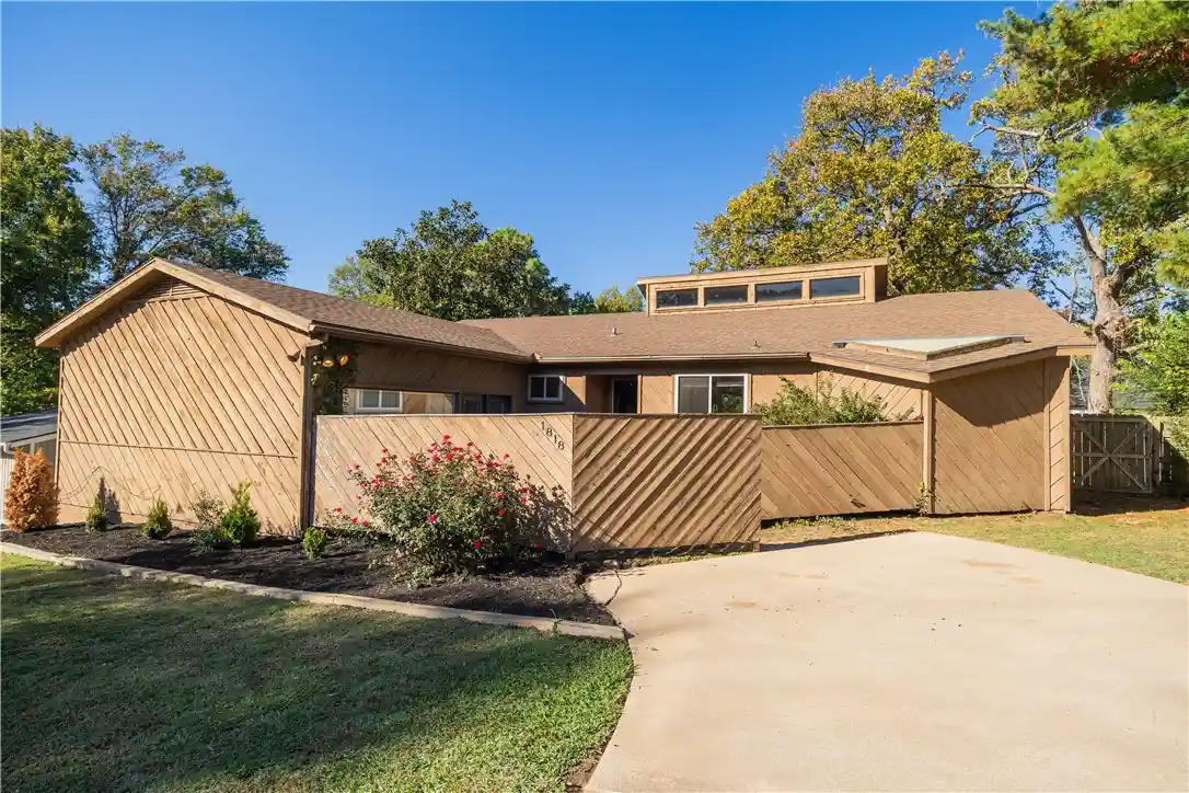 Single family home for sale at 1818 W Ora Dr, Fayetteville, AR 72701 | MLS# 1366649