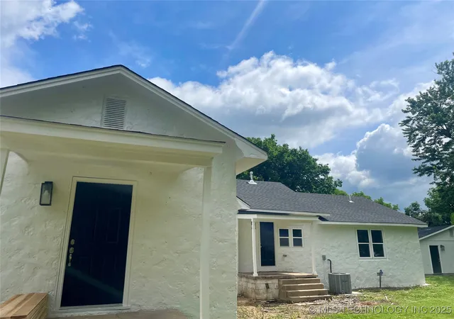 Photo 3 of Sale Pending at 305 E Hickory Ave, Fort Gibson, OK 74434 | MLS# 2523724 | Listing updated on 2026-08-20