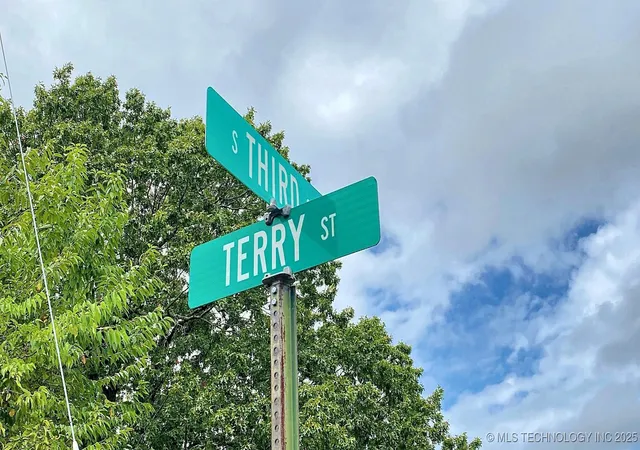 Homes for sale in Stilwell, OK | 461 Terry St, Stilwell, OK 74960 | MLS# 2540692