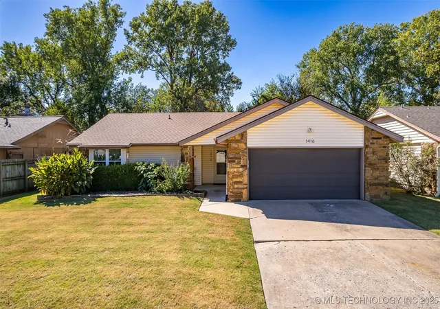 Homes for sale in Broken Arrow, OK | 1416 N Juniper Pl, Broken Arrow, OK 74012 | MLS# 2542469