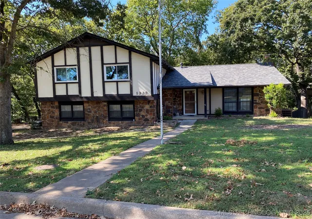 Homes for sale in Bartlesville, OK | 1329 Bynum Rd, Bartlesville, OK 74006 | MLS# 2542702