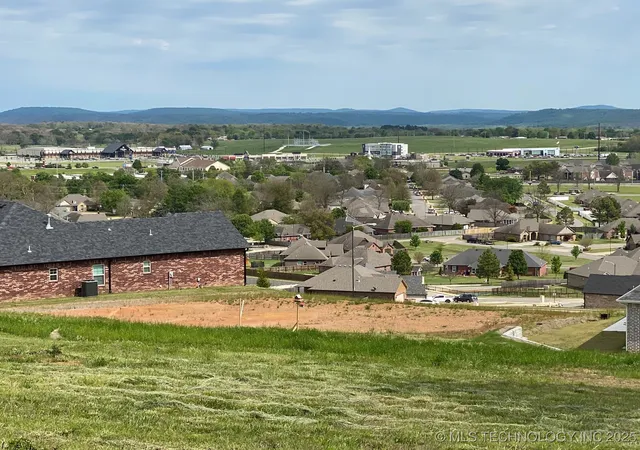 4th image of 809 Ridgeview Dr, Tahlequah, OK 74464 | MLS# 2543710