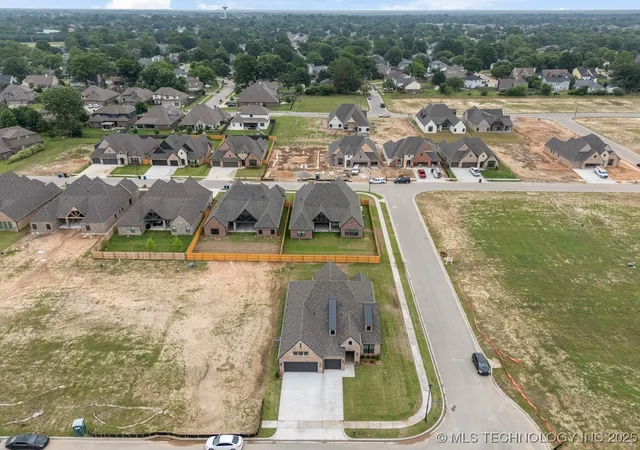 Photo 3 of Single family home for sale at 3925 S Elder Blvd, Broken Arrow, OK 74011 | MLS# 2546570 | Listing updated on 2026-08-20