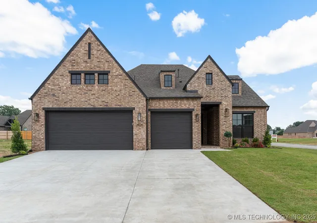 Photo 3 of Single family home for sale at 3925 S Elder Blvd, Broken Arrow, OK 74011 | MLS# 2546570 | Listing updated on 2026-08-20