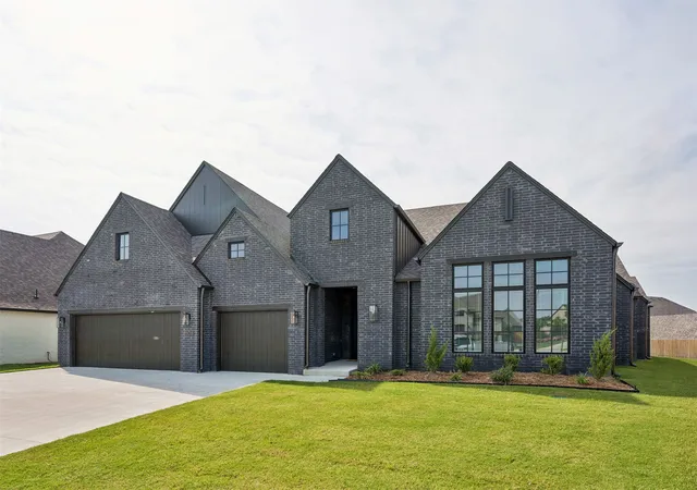 Photo 2 of Single family home for sale at 2803 W Tucson Ct, Broken Arrow, OK 74011 | MLS# 2546693 | Listing updated on 2026-09-01