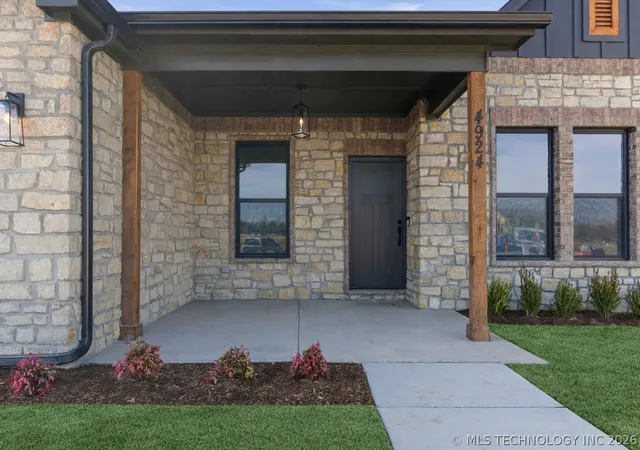 Photo 3 of Sale Pending at 4924 N Walnut Ave, Broken Arrow, OK 74012 | MLS# 2547211 | Listing updated on 2026-08-20