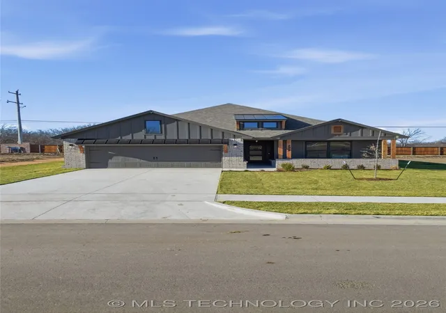 Photo 3 of Sale Pending at 4904 N Walnut Ave, Broken Arrow, OK 74012 | MLS# 2547230 | Listing updated on 2026-08-20