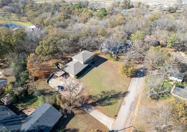 37th image of 921 Crooked Oak Dr, Durant, OK 74701 | MLS# 2547946