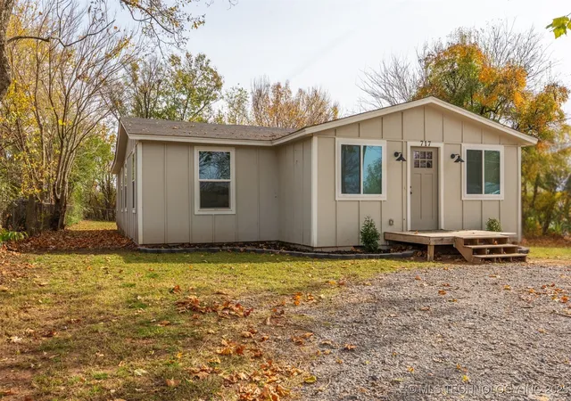 1st image of 717 N Bristow Ave, Coweta, OK 74429 | MLS# 2547743