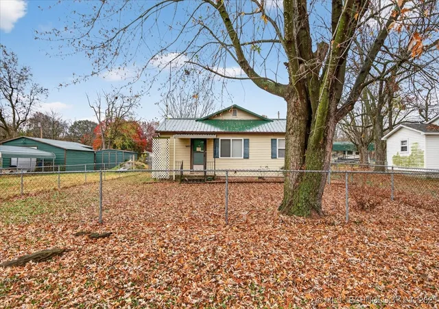 2nd image of 715 S Hickory St, Nowata, OK 74048 | MLS# 2547596