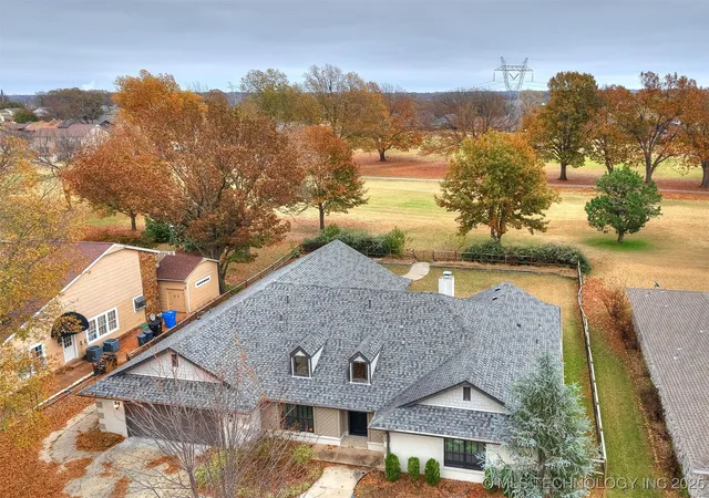 Photo 3 of Sale Pending at 517 Meadowood Dr, Broken Arrow, OK 74011 | MLS# 2548225 | Listing updated on 2026-08-20