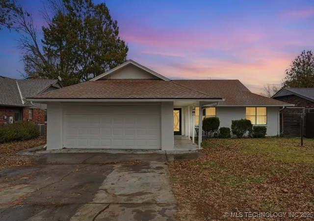 Photo 1 of Sale Pending at 3305 S Ash Pl, Broken Arrow, OK 74012 | MLS# 2548883 | Listing updated on 2026-08-20